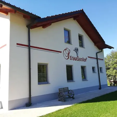 בית חווה Straussenhof Halmer *